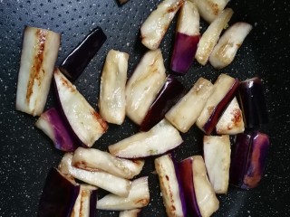14、豇豆烧茄子,煎至发软