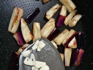 15、豇豆烧茄子,放入蒜片煎出香味