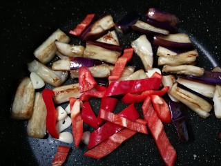 16、豇豆烧茄子,放入大红椒