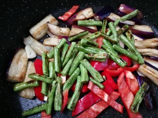 17、豇豆烧茄子,放入豇豆