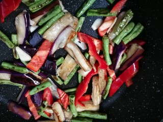 18、豇豆烧茄子,翻炒片刻