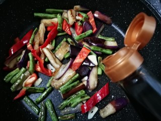 19、豇豆烧茄子,放入一勺生抽