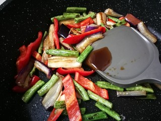 20、豇豆烧茄子,放入一勺蚝油