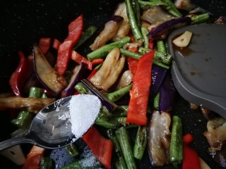 21、豇豆烧茄子,放入半小勺糖翻炒均匀