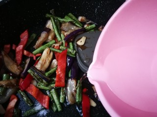 22、豇豆烧茄子,放入少许水