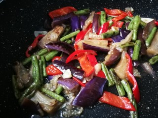 23、豇豆烧茄子,盖上锅盖烧三分钟至汤汁收干