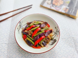 24、豇豆烧茄子,出锅盛盘