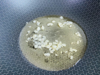 6、干锅千叶豆腐,起油锅放入蒜末炒香