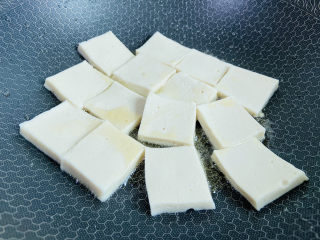 9、干锅千叶豆腐,倒入千叶豆腐小火慢煎