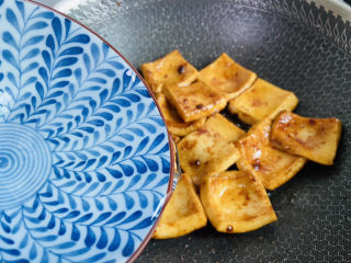 15、干锅千叶豆腐,淋入少许热水翻炒片刻