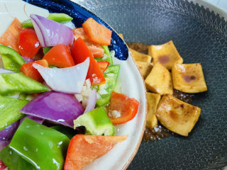 16、干锅千叶豆腐,倒入配菜翻炒均匀