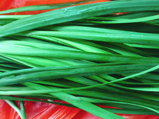 5、韭菜炒豆芽,准备好韭菜