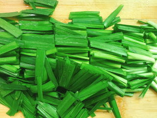 7、韭菜炒豆芽,切成段