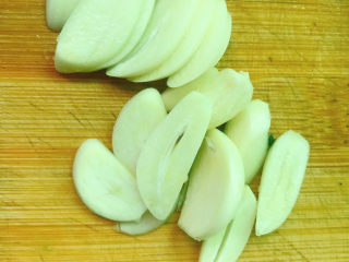 8、韭菜炒豆芽,大蒜切成片