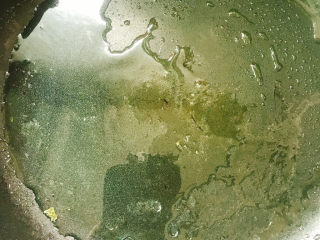 9、韭菜炒豆芽,锅烧热后放油