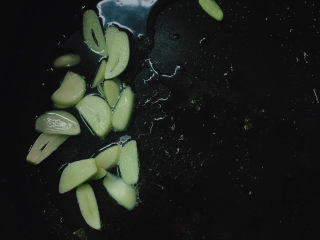 10、韭菜炒豆芽,下蒜片炒香