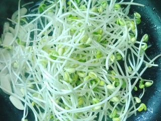 11、韭菜炒豆芽,放入豆芽