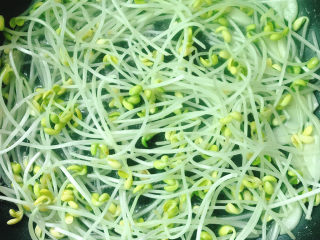 12、韭菜炒豆芽,加入少许清水将豆芽炒熟
