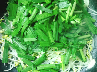 13、韭菜炒豆芽,放入韭菜