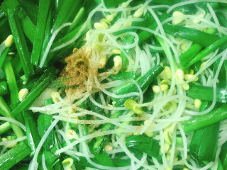 14、韭菜炒豆芽,放盐、花椒粉