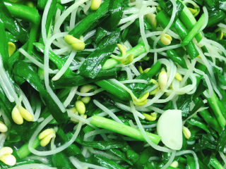 15、韭菜炒豆芽,拌匀