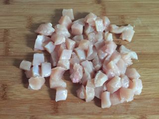 1、地方菜 宫保鸡丁,鸡肉洗净切成小丁