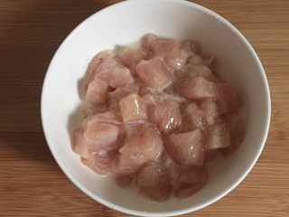 2、地方菜 宫保鸡丁,加盐、料酒腌制入味，用湿淀粉上浆