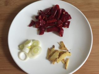 3、地方菜 宫保鸡丁,把葱姜切好，干辣椒切段