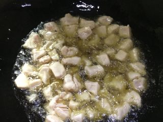 4、地方菜 宫保鸡丁,锅中放油烧热，将鸡丁倒入滑炒至熟，捞出控油