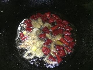 5、地方菜 宫保鸡丁,用锅中的油把干辣椒、葱、姜爆香