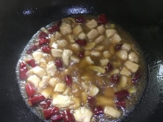 6、地方菜 宫保鸡丁,加鸡汤或水，放盐、白糖、酱油、味精调味，再加鸡丁炒匀