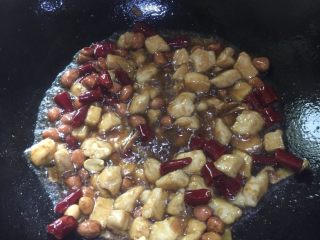 7、地方菜 宫保鸡丁,勾芡，加炸花生米稍炒，装盘即可