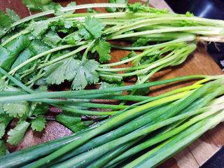 2、椒盐牛肉,葱、香菜