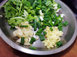 8、椒盐牛肉,香菜，葱，姜蒜切碎