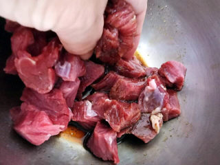 13、椒盐牛肉,牛肉放入腌料中抓腌