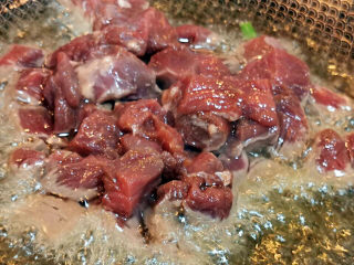 15、椒盐牛肉,锅中下油，半煎炸牛肉丁