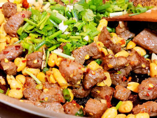 22、椒盐牛肉,加入香菜拌匀