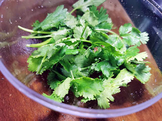 23、椒盐牛肉,容器中放入香菜叶