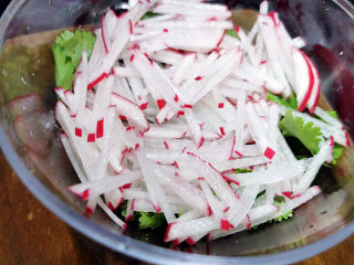 24、椒盐牛肉,码上红色萝卜丝，再把椒盐牛肉放上来