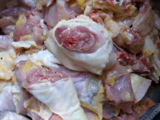 1、四川土豆烧鸡,将鸡洗净切块备用