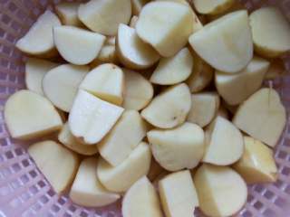 2、四川土豆烧鸡,土豆切块泡水备用