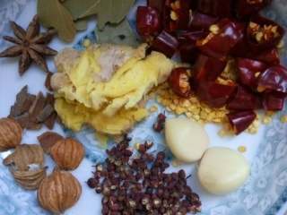 3、四川土豆烧鸡,干辣椒切段，生姜拍破，准备好干花椒，八角，桂皮，蔻，蒜，香叶