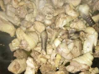 6、四川土豆烧鸡,锅里放油烧热把鸡块倒进去炒，把鸡炒干一点，炒到锅里的油几乎没有水份