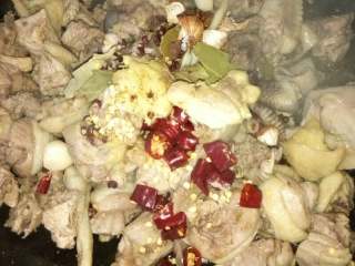 7、四川土豆烧鸡,等到锅里油的水分炒干放，生姜，蒜，干辣椒，干花椒，八角，桂皮，香叶，蔻进去炒