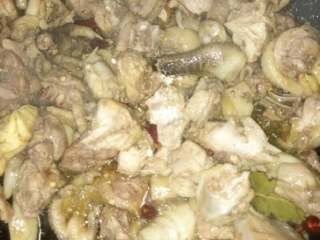 8、四川土豆烧鸡,把料的香味炒出来以后放沙姜粉和白糖进去翻炒