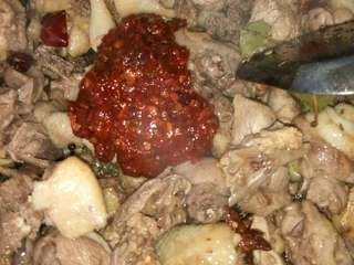 9、四川土豆烧鸡,放入豆瓣翻炒