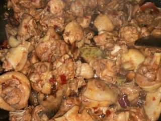 10、四川土豆烧鸡,等豆瓣炒香炒到颜色红润