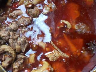 12、四川土豆烧鸡,等鸡肉熟的差不多了就放土豆进去