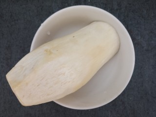 1、香菜孜然炒杏鲍菇,杏鲍菇准备半个