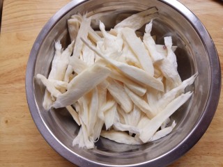 2、香菜孜然炒杏鲍菇,然后用手撕成条状